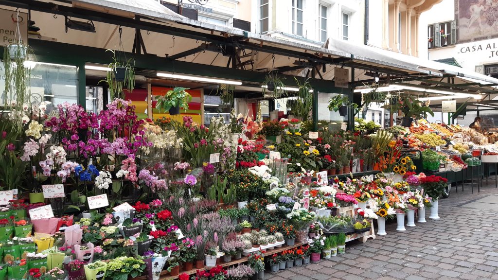Il mercato vicino Piazza delle Erbe, Bolzano